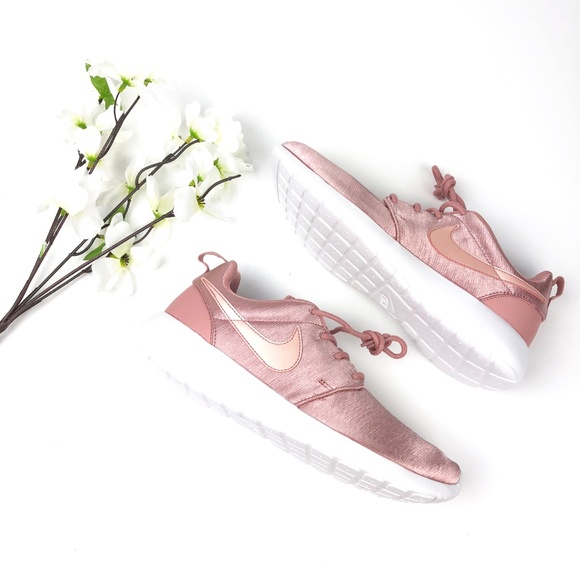 blush nike roshe